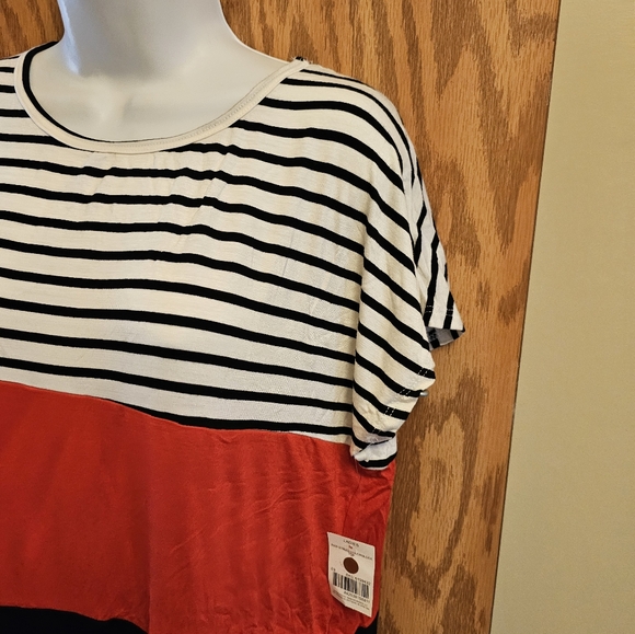 NEW. TOP WOMEN'S SIZE MEDIUM - Picture 4 of 8